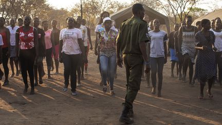 Des nouvelles recrues féminines pour les unités de lutte contre le braconnage lors d'un stage de sélection à&nbsp;Phundundu (nord du Zimbabwe) le 16 septembre 2019. (GIANLUIGI GUERCIA / AFP)