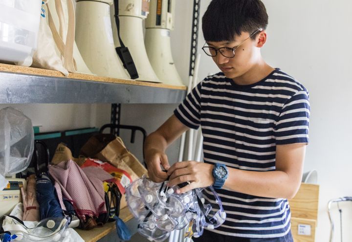 Issac Chung range des masques de plongée dans un local à Hong Kong, le 17 juillet 2019. (ELISE LAMBERT / FRANCEINFO)