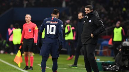 Neymar quitte le terrain, après sa blessure au pied. (FRANCK FIFE / AFP)