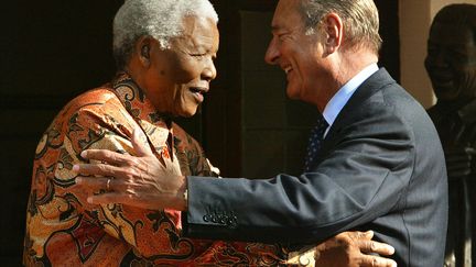 Jacques Chirac et Nelson Mandela à Johannesburg, le 2 septembre 2002 (PATRICK KOVARIK / AFP)