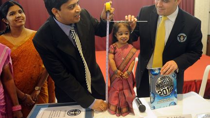 Jyoti Amge, lors de l'officialisation de son record, le 16 d&eacute;cembre 2011. (PUNIT&nbsp;PARANJPE / AFP)