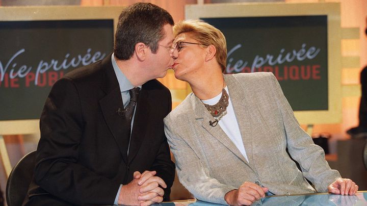 Patrick et Isabelle Balkany s'embrassent sur le plateau de "Vie priv&eacute;e, vie publique", sur France 3, le 14 janvier 2003. (LECARPENTIER / SIPA)