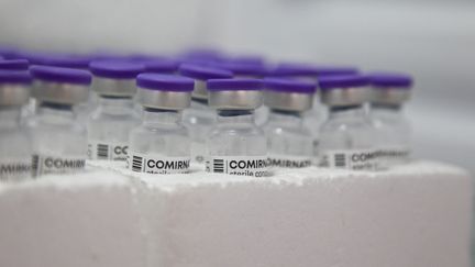 Des doses de vaccin des laboratoires Pfizer-BioNTech dans un centre de vaccination à Briançon (Hautes-Alpes), le 10 août 2021. (THIBAUT DURAND / HANS LUCAS / AFP)