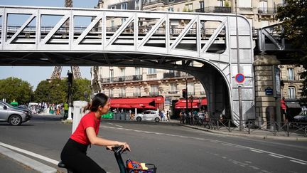 Une cycliste brave la chaleur à Paris, le 5 septembre 2023. (LAURE BOYER / HANS LUCAS / AFP)