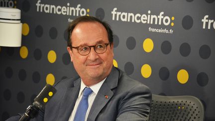 L'ancien président de la République François Hollande dans l'un des studios de franceinfo. (JEAN-CHRISTOPHE BOURDILLAT / RADIO FRANCE)