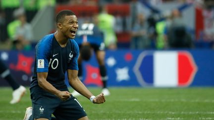 La joie de l'attaquant Kylian MBappé après la victoire des Bleus en finale de la Coupe du monde contre la Croatie, dimanche 15 juillet 2018. (ODD ANDERSEN / AFP)