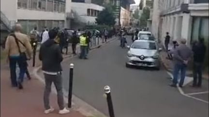 Captures d'écran de vidéos filmées le 1er mai 2019 montrant une intrusion dans l'enceinte de l'hôpital de la Pitié-Salpêtrière, à Paris. (DR)