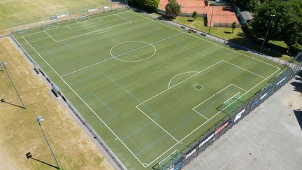 Le stade de football à Francfort (Allemagne) où a eu lieu un tournoi international à la suite duquel un jeune footballeur berlinois a été mortellement frappé par un joueur de Metz, le 28 mai 2023. (BORIS ROESSLER / DPA / AFP)