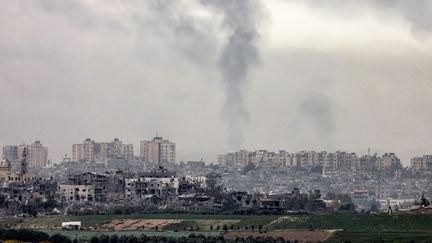 De la fumée monte à la suite des bombardements israéliens sur le nord de la bande de Gaza, le 27 octobre 2023, près de la ville de Sdérot (Israël). (MENAHEM KAHANA / AFP)