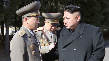 Kim Jong-un, le leader nord-cor&eacute;en (&agrave; droite), parle avec un candidat &agrave; l'&eacute;lection des d&eacute;put&eacute;s, &agrave; Pyongyang, la capitale de la Cor&eacute;e du Nord, le 9 mars 2014. (KNS / KCNA / AFP)