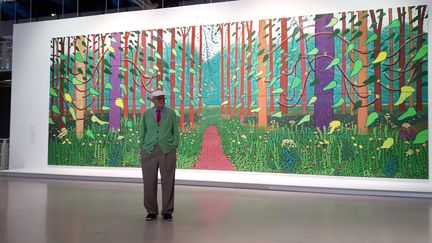 Le peintre britannique David Hockney&nbsp;devant "L’arrivée du printemps à Woldgate" le 26 septembre 2017, à Paris. (FRANCEINFO)