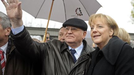 L'ancien dirigeant soviétique Mikhaïl Gorbatchev et la chancelière allemande Angela Merkel à Berlin (Allemagne), le 9 novembre 2009.&nbsp; (AXEL SCHMIDT / DDP / AFP)