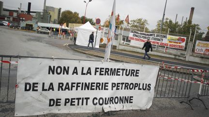 Devant la raffinerie Petroplus, le 5 novembre 2012 &agrave; Petit-Couronne (Seine-Maritime). (CHARLY TRIBALLEAU / AFP)