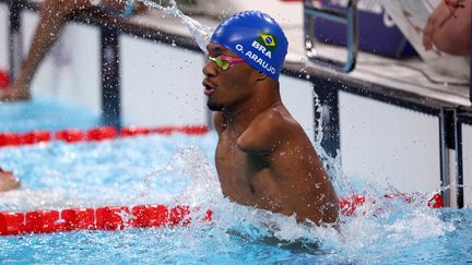 Le paranageur brésilien Gabriel dos Santos Araujo à l'arrivée du 100 mètres dos des Jeux paralympiques de Paris le 29 août 2024 (FRANCK FIFE / AFP)