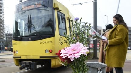 Des fleurs déposées à proximité de la station de tramway d'Utrecht (Pays-Bas), le 19 mars 2019, où trois personnes sont mortes lors d'une attaque. (JOHN THYS / AFP)