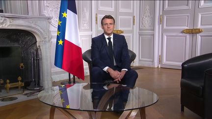 Emmanuel Macron lors de ses vœux aux Français, le 31 décembre 2020, à l'Elysée. (FRANCEINFO)