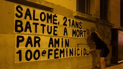 Une militante colle un slogan antiféminicides dans la rue, à Paris, le 3 septembre 2019. (JULIETTE AVICE / HANS LUCAS / AFP)