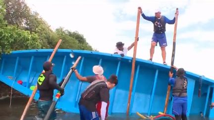 La 35e édition du Tour de la Martinique des Yoles débute samedi 27 juillet. Les Yoles sont des embarcations uniques au monde dans lesquelles des équipages d'une dizaine d'hommes affrontent les vagues, sans relâche. (FRANCE 3)