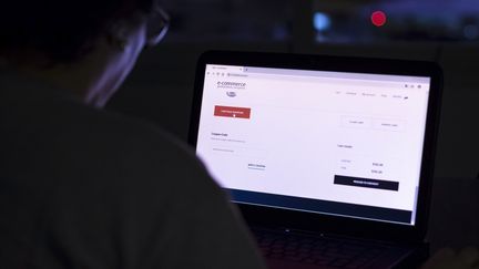 Certains cookies, comme ceux permettant de garder en mémoire le contenu d'un panier sur un site marchand, sont considérés comme essentiels par la législation et sont ainsi dispensés du recueil du consentement de l'internaute. (ERLON SILVA - TRI DIGITAL / MOMENT RF / GETTY)