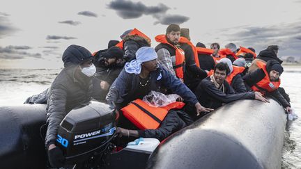 Une embarcation transporte des migrants au départ de la plage de Gravelines, dans le Nord, le 26 avril 2024. (SAMEER AL-DOUMY / AFP)