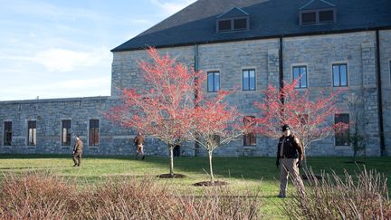 Des policiers sur le campus de l'universit&eacute; Virginia Tech (Etats-Unis), le 8 d&eacute;cembre 2011. (JARED SOARES / GETTY IMAGES NORTH AMERICA / AFP)