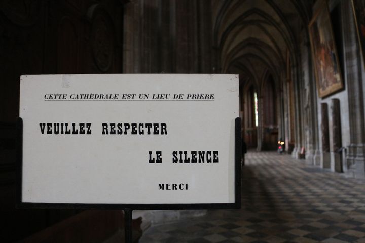 Une pancarte invite les visiteurs à ne pas faire de bruit dans la cathédrale d'Orléans, le 23 mars 2016. (BENOIT ZAGDOUN / FRANCETV INFO)