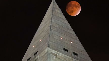 La Super Lune au-dessus de la pointe du Monument de Washington.
 (J. David Ake/AP/SIPA)