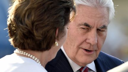 Le secrétaire d’État américain, Rex Tillerson, accueilli sur le tarmac par l’ambassadrice américaine au Mexique, Roberta Jacobson. (PEDRO PARDO / AFP)