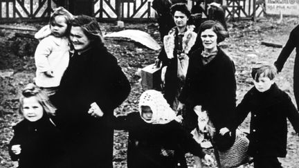 Des familles qui fuient un village bombardé en Normandie en 1944. (PRINT COLLECTOR / HULTON ARCHIVE / GETTY IMAGES)