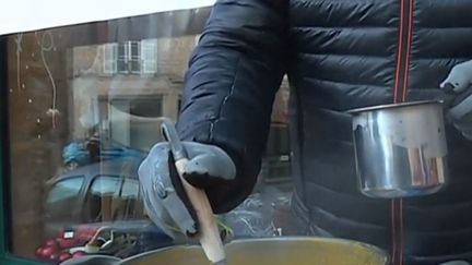 Chaque samedi matin, en hiver, dans un village situé à une cinquantaine de kilomètres de Limoges (Haute-Vienne), un habitant distribue gratuitement sa soupe maison. (CAPTURE D'ÉCRAN FRANCE 3)