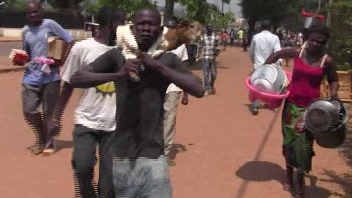 Cette capture d'&eacute;cran montre des habitants suspect&eacute;s de pillage, dans une rue de Bangui (R&eacute;publique centrafricaine), le 24 mars 2013.&nbsp; (LEGER KOKPAKPA / AFP)