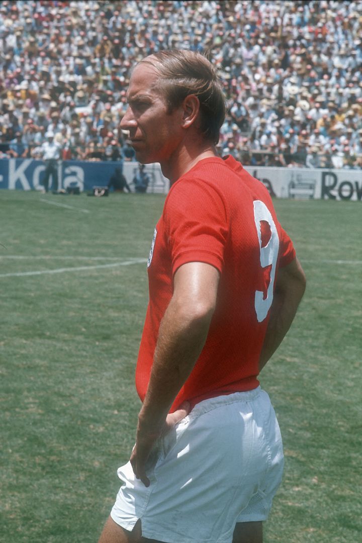 Bobby Charlton avec le maillot rouge des Three Lions, la sélection anglaise, lors de la Coupe du monde 1970 au Mexique. (WEREK / AFP)