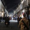 Des personnes dans la vieille ville de Damas (Syrie), le 9 décembre 2024. (BAKR ALKASEM / AFP)