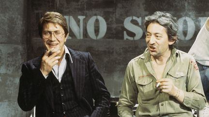 Jacques Dutronc et Serge Gainsbourg participent à l'émission "Numéro un" en octobre 1976. (ALAIN LIENNARD / INA / AFP)