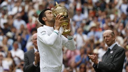 Le Serbe Novak Djokovic a remporté la finale de Wimbledon contre Matteo Berrettini, dimanche 11 juillet 2021. (ADRIAN DENNIS / AFP)