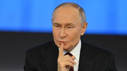 Vladimir Poutine, le président russe, lors d'une conférence de presse télévisée le 19 décembre 2024. (SEFA KARACAN / ANADOLU / AFP)