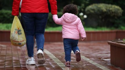 Une fille et sa mère de famille d'accueil, à Istambul (Turqui)e, le 8 janvier 2022. (Image d'illustration) (ALI ATMACA / ANADOLU AGENCY / AFP)