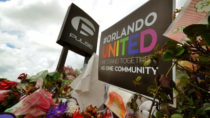 Devant l'entrée du Pulse, à Orlando (Etats-Unis), le 18 juillet 2016.&nbsp; (JULIAN LEEK / CITIZENSIDE / AFP)