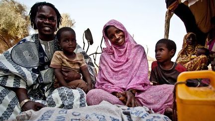 Le 20 février, des enfants transportent des bidons d’eau dans la région de Kaedi, au Sud de la Mauritanie..

Un quart de la population y souffre de malnutrition. (AFP PHOTO / OXFAM - PABLO TOSCO)