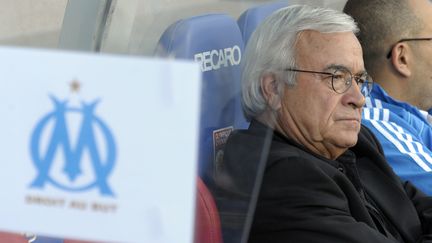 L'ex-président de l'Olympique de Marseille, Jean-Claude Dassier,&nbsp;sur le banc de l'OM le 9 mai 2011, au stade Gerland à Lyon. (MAXPPP)