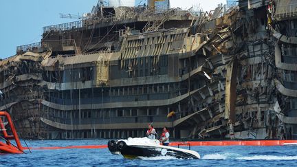 Le Costa Concordia, le 17 septembre 2013 sur l'&icirc;le du Giglio (Italie). (VINCENZO PINTO / AFP)