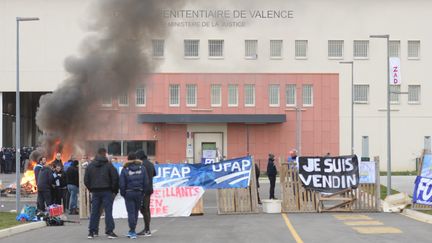 Des surveillants pénitentiaires bloquent l'entrée de la prison de Valence (Drôme) le 18 janvier 2018 lors d'une journée d'action nationale des gardiens de prison.&nbsp; (CHRISTOPHE ESTASSY / CROWDSPARK)