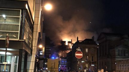 A Glasgow, en Ecosse, le bâtiment historique de la Glasgow School of Art est en proie aux flammes dans la nuit du 15 au 16 juin 2018. (MAXPPP)