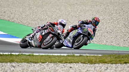 Le Français&nbsp;Fabio&nbsp;Quartararo&nbsp;(Monster Energy Yamaha) sur sa&nbsp;Yamaha YZR-M1, concourt aux côtés de l'Espagnol Aleix Espargaro (Aprilia Racing Team Gresini) sur sa&nbsp;Aprilia RS-GP, lors du Grand Prix des Pays-Bas, sur le circuit d'Assen, le 26 juin 2022. (GIGI SOLDANO / AFP)