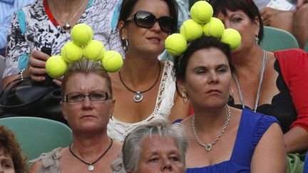 Des spectatrices assistent au match entre l'Espagnol David Ferrer et le Serbe Novak Djokovic &agrave; l'open de tennis de Melbourne (Australie), le 25 janvier 2012. (AHMAD YUSNI / EPA / MAXPPP)