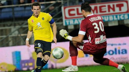 Buttin (FC Sochaux) perd son duel face à Letellier (SCO Angers) (/NCY / MAXPPP)