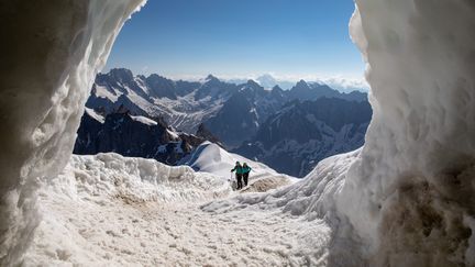 Des alpinistes atteignent l'aiguille du Midi le 26 juillet 2018. (MAXPPP)