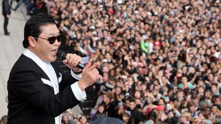 Des milliers de personnes ont assist&eacute; &agrave; un flashmob g&eacute;ant au Trocad&eacute;ro, &agrave; Paris, en pr&eacute;sence du chanteur sud-cor&eacute;en PSY, lundi 5 novembre 2012. (THOMAS SAMSON / AFP)