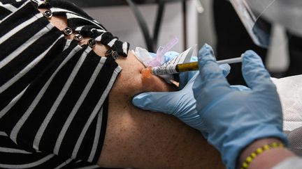 Une volontaire reçoit un vaccin test contre le coronavirus à Hollywood, en Floride, en août 2020. (CHANDAN KHANNA / AFP)