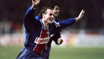 Vincent Guérin sous le maillot du PSG, lors du quart de finale de Ligue des champions contre Barcelone en 1995 (JEAN-LOUP GAUTREAU / AFP)